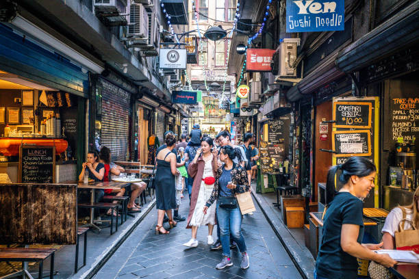 vista a la calle del centro de lugar un callejón peatonal icónico con café y la gente en melbourne australia - famous place melbourne australia built structure fotografías e imágenes de stock