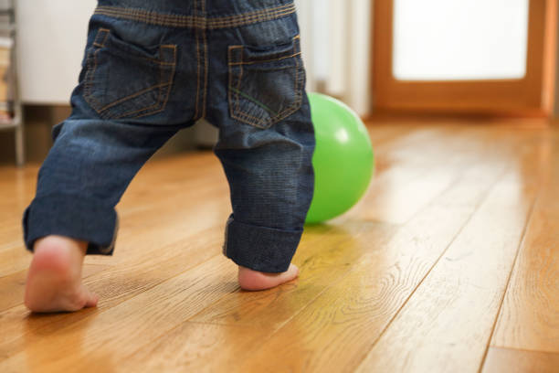 primi passi di un bambino - human foot barefoot sole of foot human toe foto e immagini stock