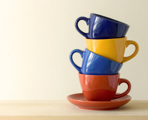 pila de colores de tazas de café en mesa - plate dishware stack multi colored fotografías e imágenes de stock