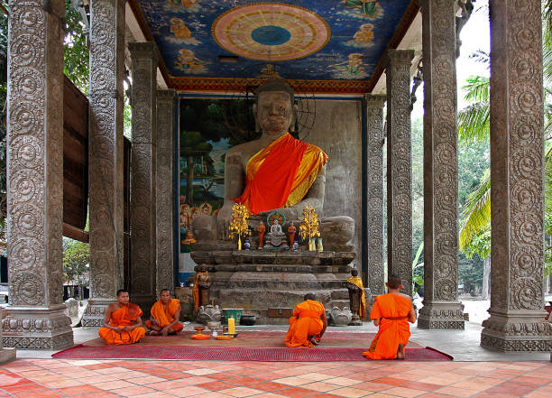 os monges de angkor wat - cambodia monk buddhism angkor wat - fotografias e filmes do acervo