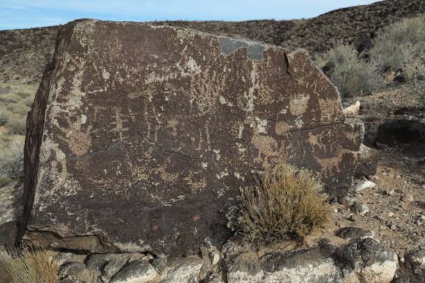 사크 국립 기념물 앨버커키, 뉴 멕시코에서 보카 negra에서 암각화 - cave painting north american tribal culture ancient pueblo 뉴스 사진 이미지