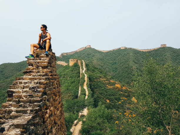 china - hombre sentado en la gran muralla - badaling fotografías e imágenes de stock