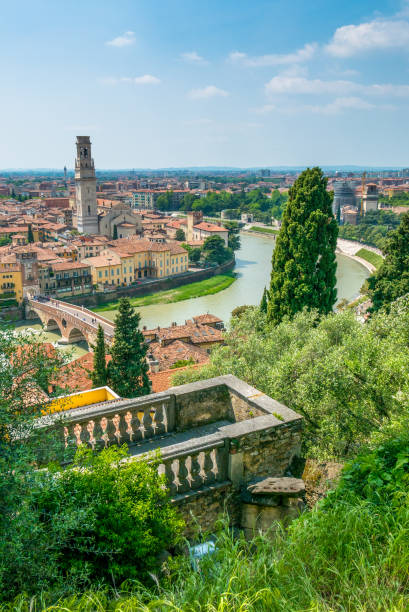 verona do ponto de vista do colina - verona italy travel europe sunlight - fotografias e filmes do acervo