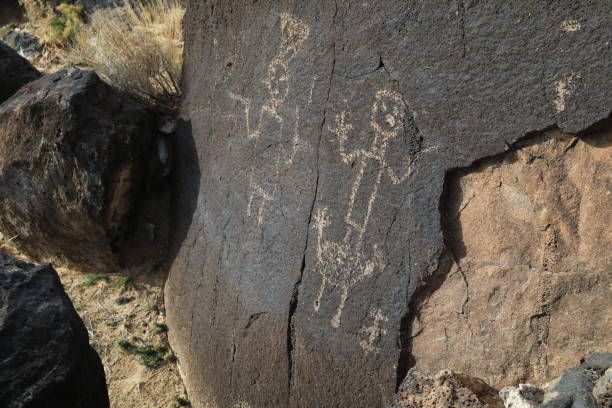 사크 국립 ��기념물 앨버커키, 뉴 멕시코에서 보카 negra에서 암각화 - cave painting north american tribal culture ancient pueblo 뉴스 사진 이미지