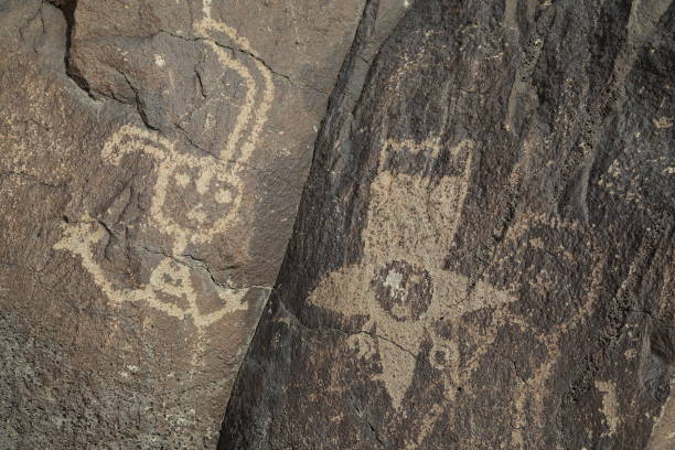 사크 국립 기념물 앨버커키, 뉴 멕시코에서 보카 negra에서 암각화 - cave painting north american tribal culture ancient pueblo 뉴스 사진 이미지