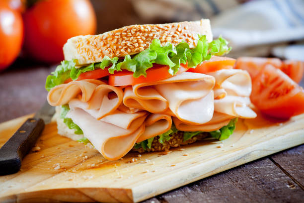 sandwich di pollo affumicato - healthy eating preserved food state red foto e immagini stock