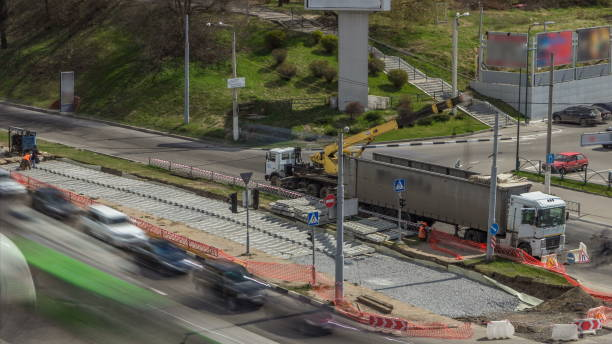 gru mobile telescopica di costruzione gialla che scarica le traversine ferroviarie dalla timelapse del camion - rack railway foto e immagini stock