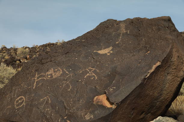 사크 국립 기념물 앨버커키, 뉴 멕시코에서 보카 negra에서 암각화 - cave painting north american tribal culture ancient pueblo 뉴스 사진 이미지