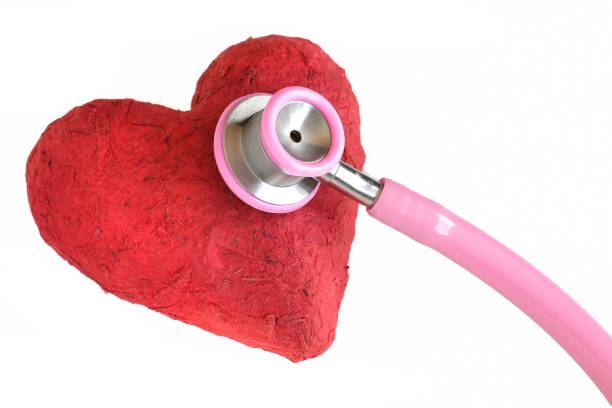 uno stetoscopio e un cuore rosso - human heart care heart shape stethoscope foto e immagini stock