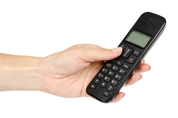 moderne festnetz schnurlostelefon mit hand, alte technologie-konzept. - phone cradle stock-fotos und bilder