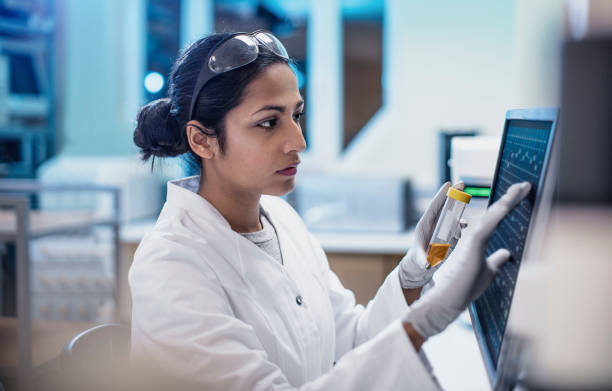 vrouwelijke wetenschapper werken in het lab, met behulp van computerscherm - technicus stockfoto's en -beelden