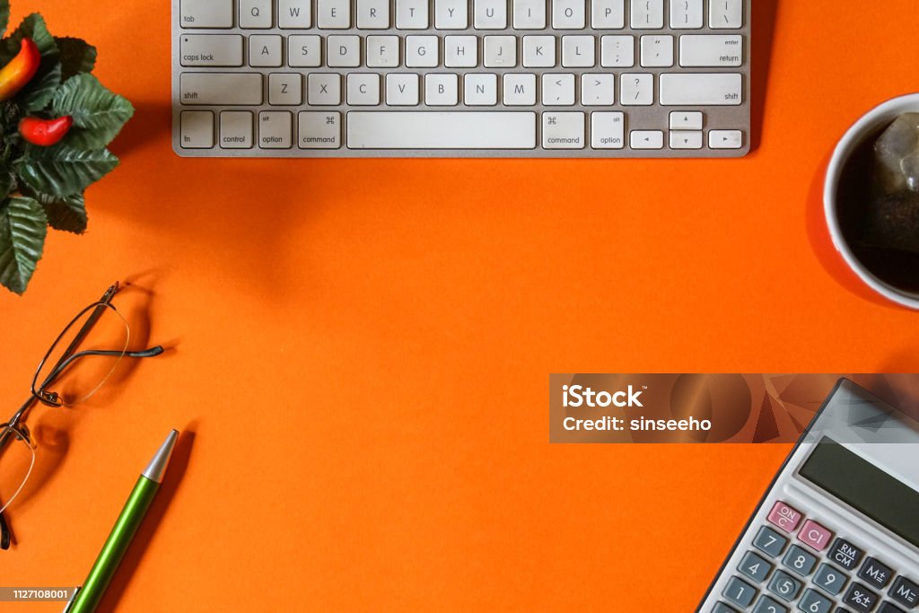 Vista dall'alto della scrivania a colori arancioni - Foto stock royalty-free di Scrivania