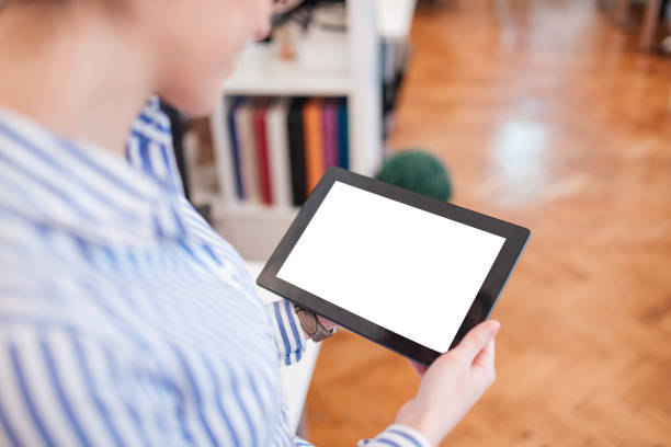 durante a exibição do ombro de uma mulher de negócios jovem segurando um tablet digital com tela preta em branco, copyspace. - 3687 - fotografias e filmes do acervo