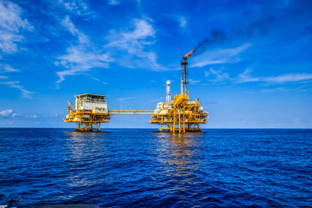industria offshore petrolio e gas - oil industry oil rig fuel and power generation tower foto e immagini stock