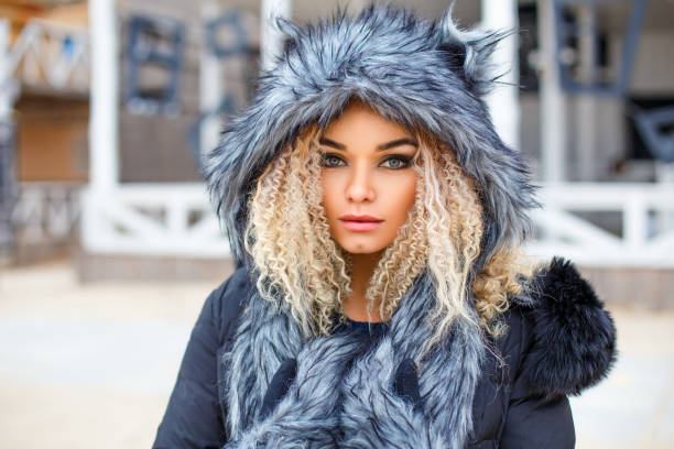 ritratto di bella donna in cappello lupo grigio, cappello alla moda - snow heat adult blond hair foto e immagini stock