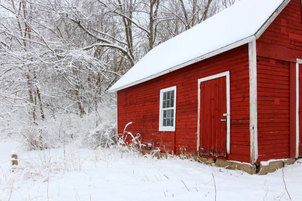 美しい冬の雪の翌日ブリザード、自然の背景。 - barn red old door ストックフォトと画像