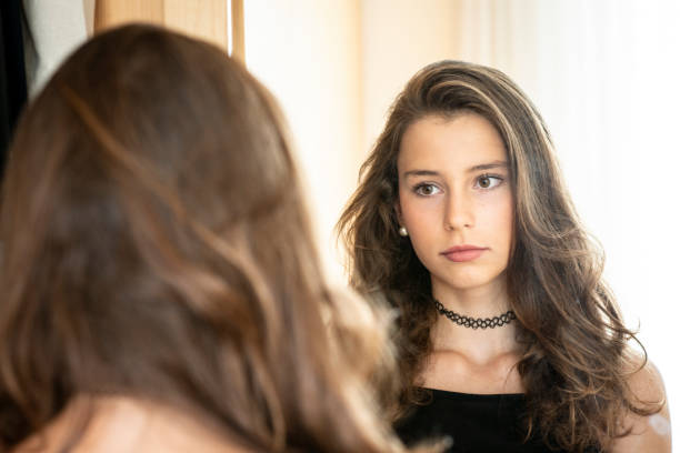ミラーで十代の少女 - teenager adolescence portrait pensive ストックフォトと画像