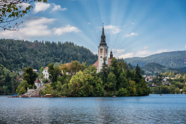 lago de bled con la isla en eslovenia - cordillera karavanke fotografías e imágenes de stock