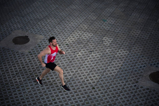 barbu coureur effectuant leur parcours - strafing photos et images de collection