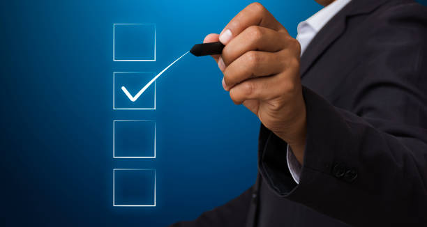 деловой человек с ручкой марки флажок, проверить точность - checkbox questionnaire checklist yes стоковые фото и изображения