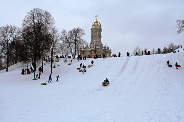 ludzie snow-tubing w parku zimowym w dubrovitsy wsi pod podolsk - podolsk zdjęcia i obrazy z banku zdjęć