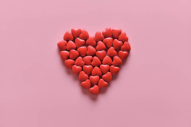 분홍색 배경에 의학 환 약의 심장 모양. 발렌타인의 날 또는 약국, 의료의 개념. - candy heart shape sweet food holiday 뉴스 사진 이미지