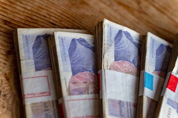 primo del rovescio dei pacchetti di banconote da £ 20 - focus on foreground tax close up finance foto e immagini stock
