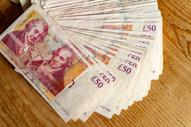 un pacchetto di banconote da £ 50 - focus on foreground tax close up finance foto e immagini stock