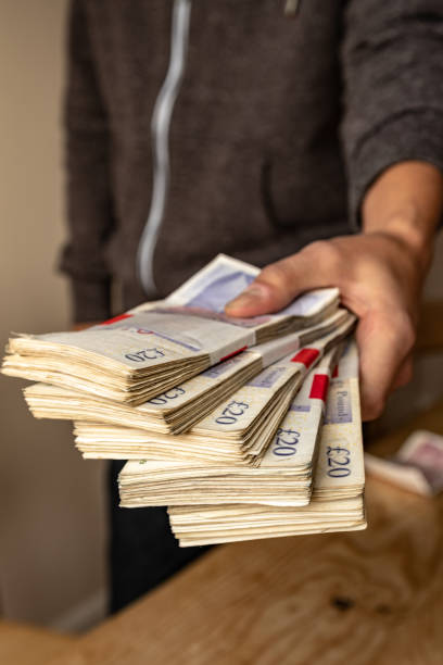 引き渡されて £20 ノートの束の逆側のクローズ アップ - british currency currency human hand paper currency ストックフォトと画像