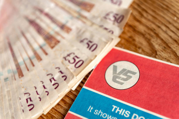 £50 の逆側のクローズ アップ ノートと v5 - focus on foreground tax close up finance ストックフォトと画像