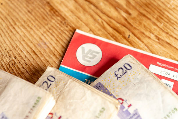 £20 ノートと v5 の束の逆側のクローズ アップ - focus on foreground tax close up finance ストックフォトと画像