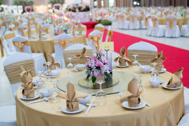 una mesa en la sala de banquetes - wedding reception wedding table hotel reception fotografías e imágenes de stock