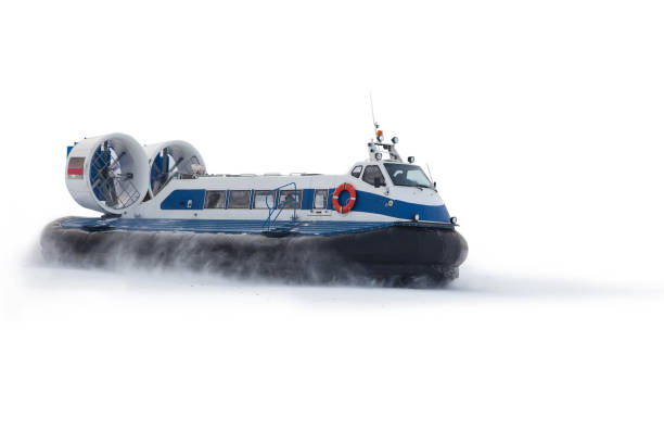 лодка на воздушной подушке транспорт на белом фоне изолированы в снежной пыли - hovercraft стоковые фото и изображения