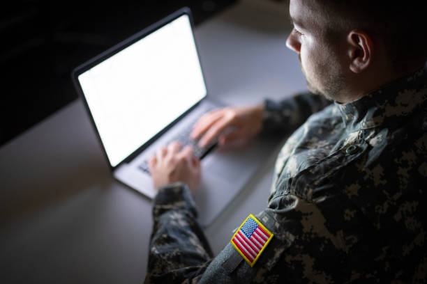 blanc caucasien soldat en uniforme militaire usa travaillant sur l’ordinateur pendant la nuit. - marines patch insignia military photos et images de collection