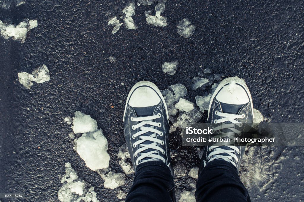 Sneaker Im Schnee Mit Leder Und Jeans - Lizenzfrei Schnee Stock-Foto