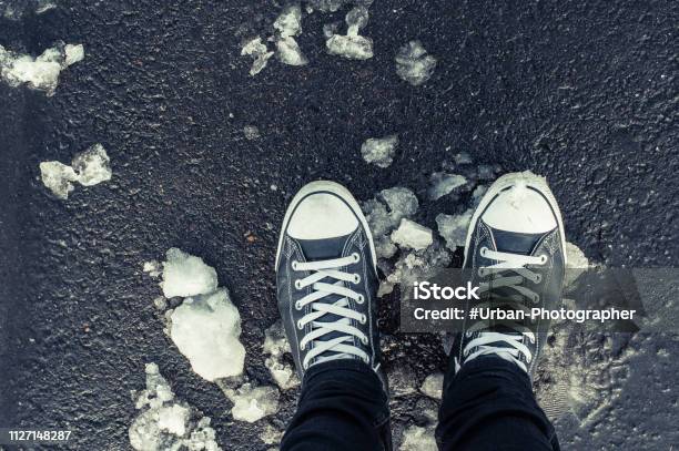 Sneaker Im Schnee Mit Leder Und Jeans Stockfoto und mehr Bilder von Schnee - Schnee, Sportschuh, Abenteuer