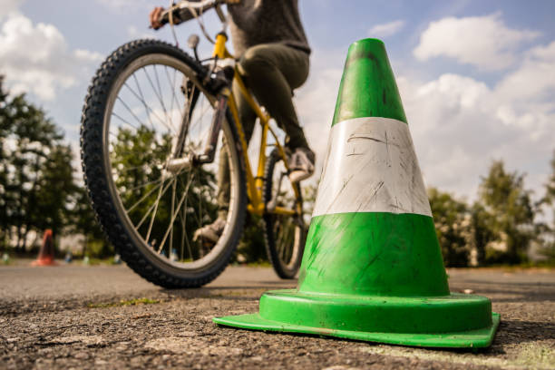 formazione sulla sicurezza delle biciclette - driving training car safety foto e immagini stock