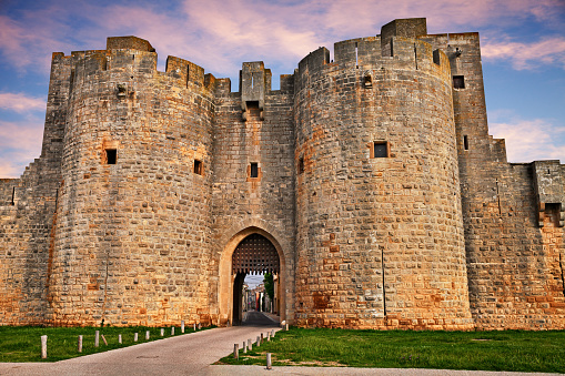 Aigues-Mortes, Gard, Occitania, Francia: la puerta de la ciudad de las murallas medievales photo
