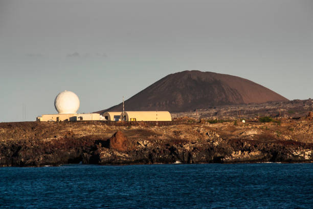 アセンション島のレーダー基地 - lava dome ストックフォトと画像