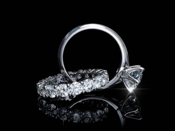 entretejido de diamante anillo de compromiso, anillo de bodas sobre fondo negro - anillo de compromiso fotografías e imágenes de stock