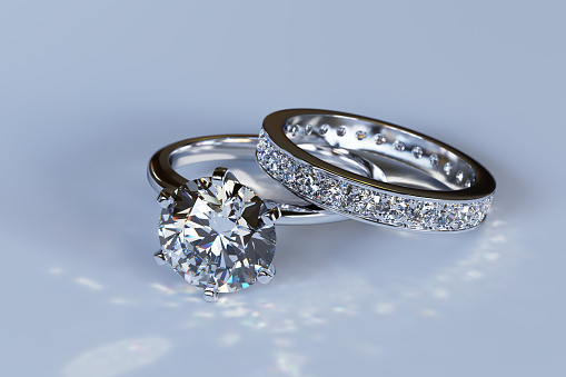 Diamante anillo de compromiso, anillo de bodas sobre fondo azul brillante photo