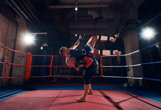 boxer trainieren kickboxen in den ring im health club - coach individuality organized group gym stock-fotos und bilder