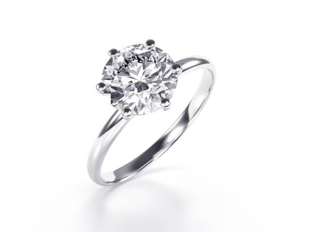 solitaire diamant verlovingsring geïsoleerd op witte achtergrond - diamantring stockfoto's en -beelden