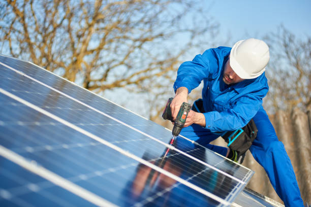 electrician mounting solar panel on roof of modern house - solar power station solar panel energy electrician imagens e fotografias de stock