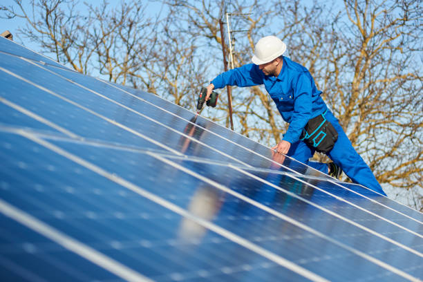 electrician mounting solar panel on roof of modern house - solar power station solar panel energy electrician imagens e fotografias de stock