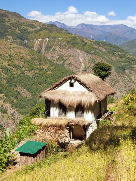 ネパールのクーンブ谷の美しい家 - mountain himalayas india cabin ストックフォトと画像