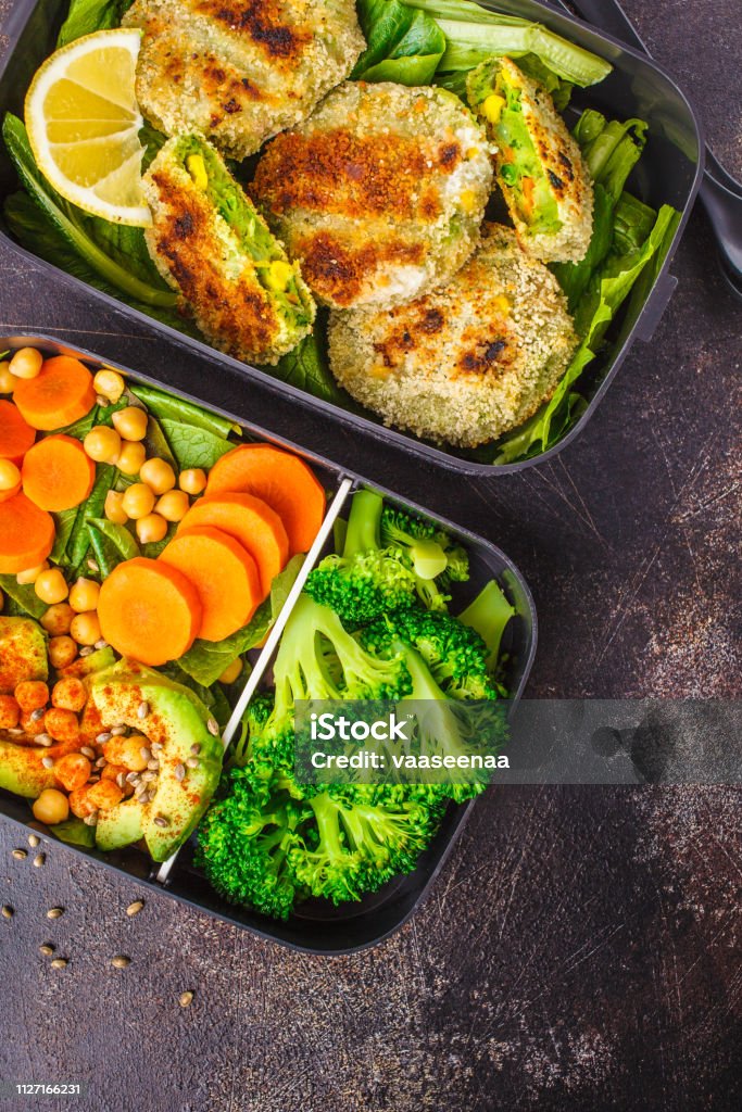 Contenitori di preparazione per pasti sani con hamburger verdi, broccoli, ceci e insalata. - Foto stock royalty-free di Preparazione