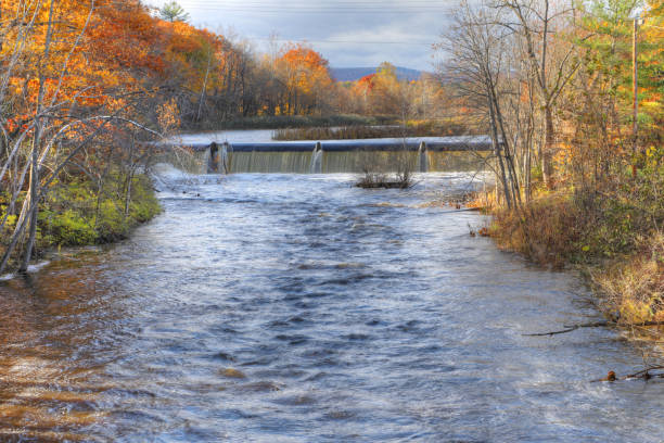 mill dam in westfield, massachusetts, usa - run of the mill imagens e fotografias de stock