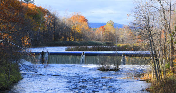 presa del molino en westfield, massachusetts - run of the mill fotografías e imágenes de stock