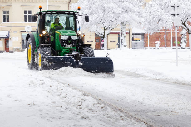 traktor pflügen schnee - winterdienst stock-fotos und bilder